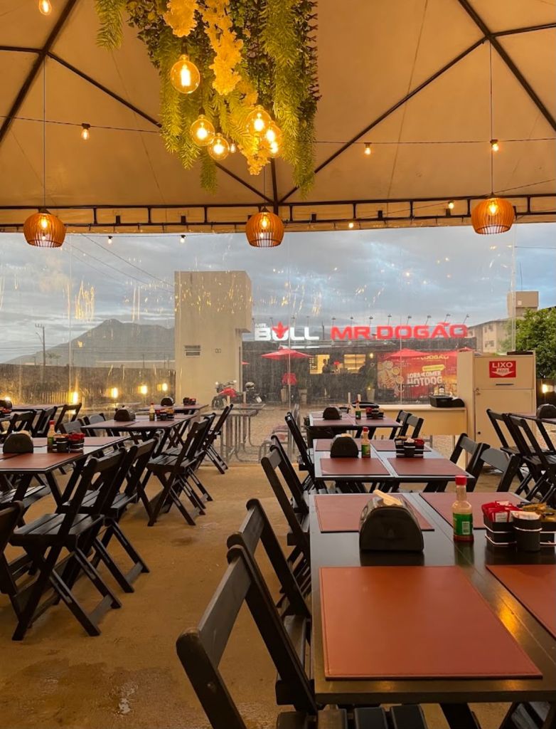 Espaço Mr. Dogão com mesas e ambiente aconchegante
